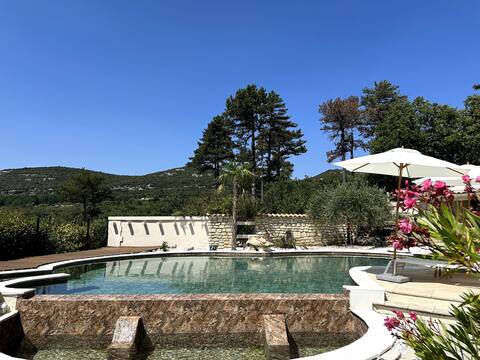 Maison provençale vue sur le Luberon, calme absolu