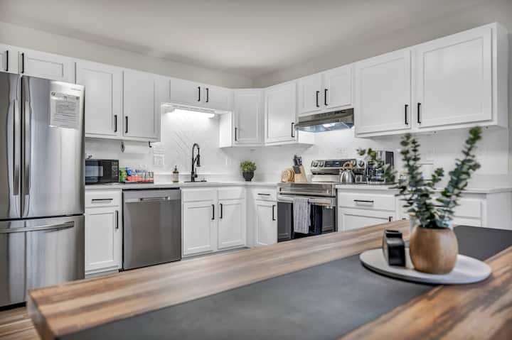 5BR/Sleeps 12 Near CLE Airport | Game Room + Patio