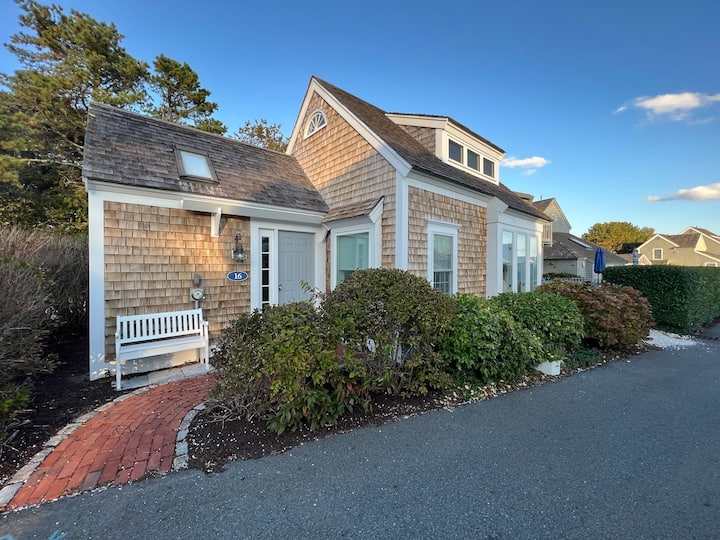 Stunning Maushop Cottage - 2 Bed - Mashpee, MA
