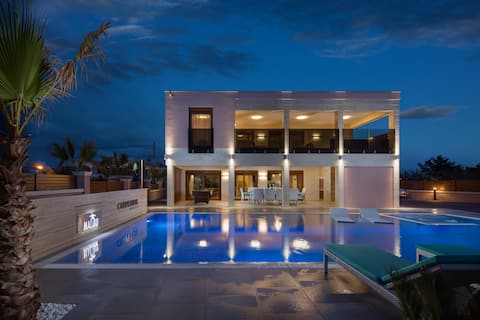 Malibu Eclipse – Luxury Villa with Pool & Spa