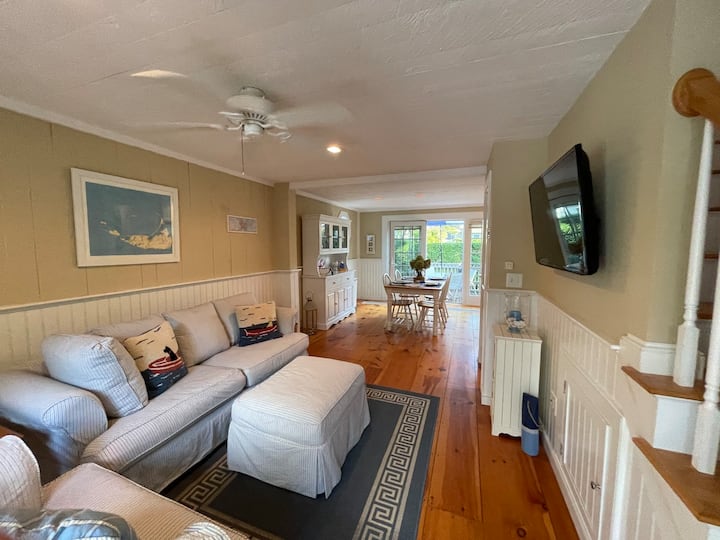 Classic Maushop Cottage-sleeps 5 - Mashpee, MA