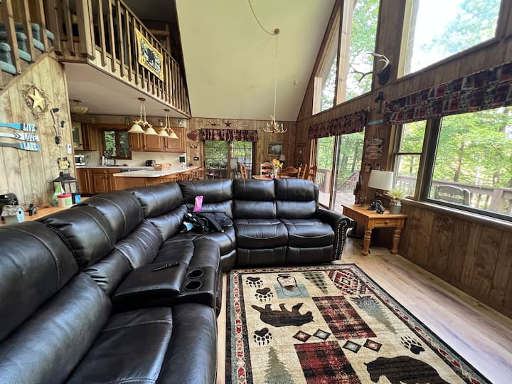Rustic Cabin Sleeps 11 In The Hideout - Carbondale, PA