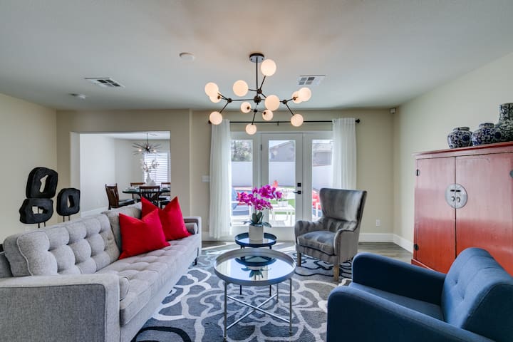 5BR/3.5BA, w/ Pool, Office, 2 Suites, 6mi Strip