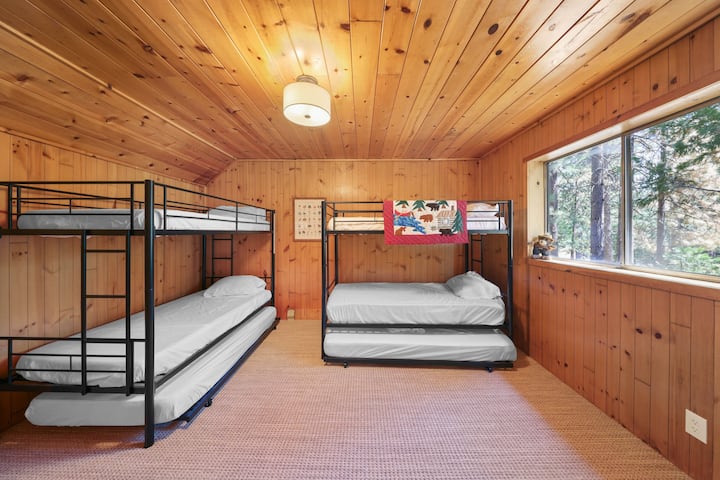 Соба на спрат (вкупно 6 брачни кревета)