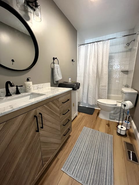 Cozy 2 Bedroom Home Near Hospitals and Interstate