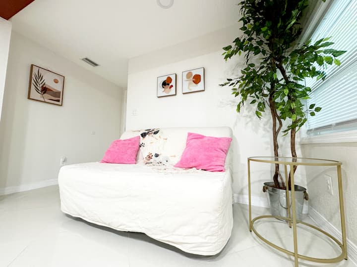 使用额外的睡眠空间休息：我们的泡沫沙发床可快速转换为舒适的避风港，可供两人入住。
