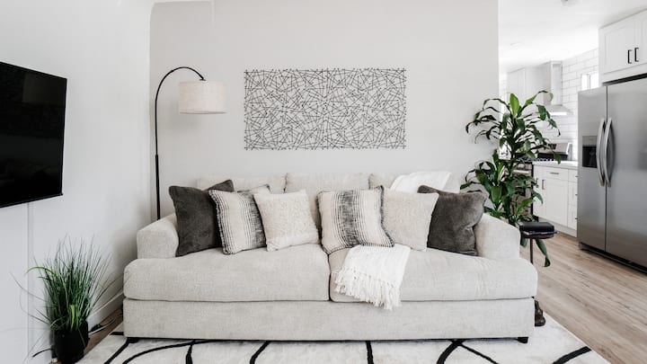 Udoban i moderan dnevni boravak s klima-uređajem, pametnim televizorom i brzim bežičnim internetom. 