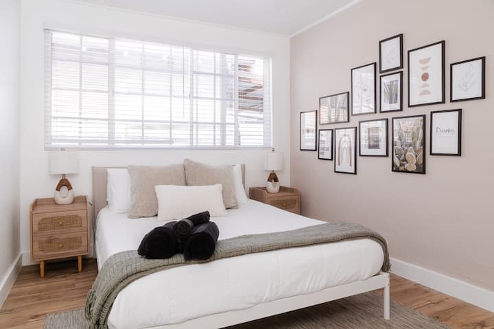 Prekrasno uređena spavaća soba s puno prirodnog svjetla, udobnim madracem za bračni krevet i mekanom hotelskom posteljinom. Privatni pametni TV za uživanje u omiljenim filmovima i emisijama.