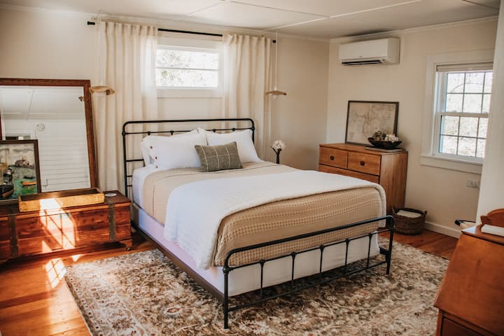 Dormitorio principal con cómoda cama tamaño queen