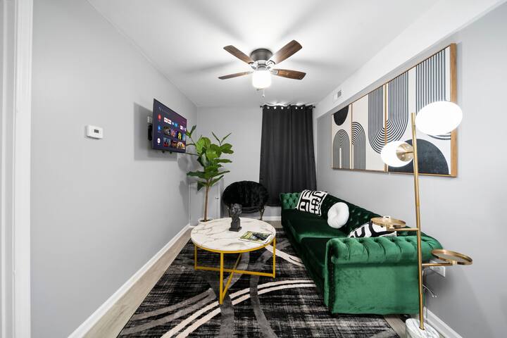 2 connected APT’s near DT for families/Big group gallery image 3