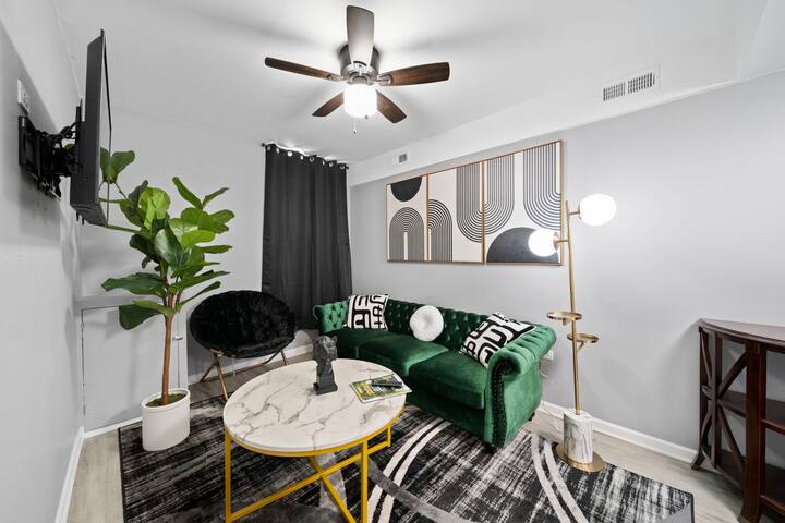 2 connected APT’s near DT for families/Big group gallery image 2