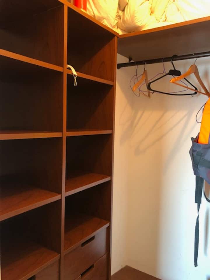 Walk in closet del dormitorio principal.