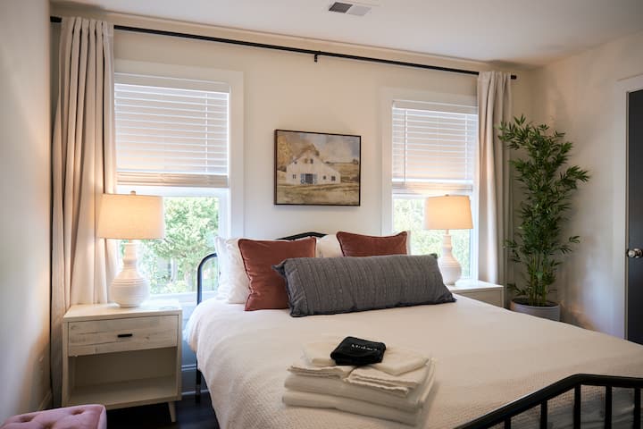 Cama tamaño queen en el segundo dormitorio de invitados.