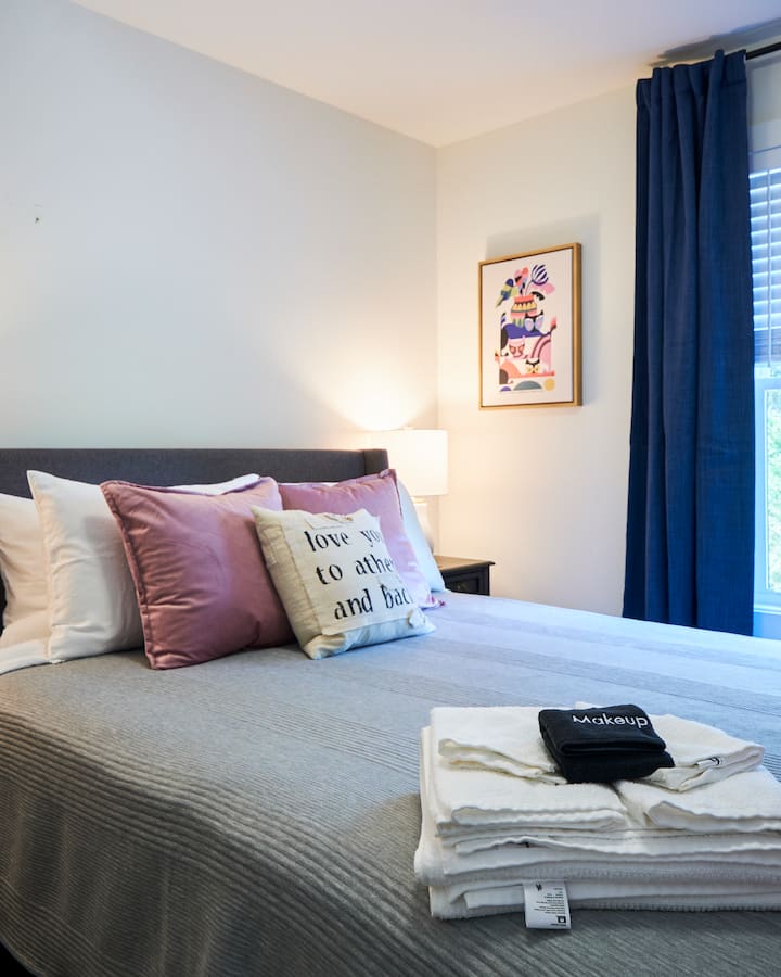 Cama tamaño queen en el tercer dormitorio de invitados.