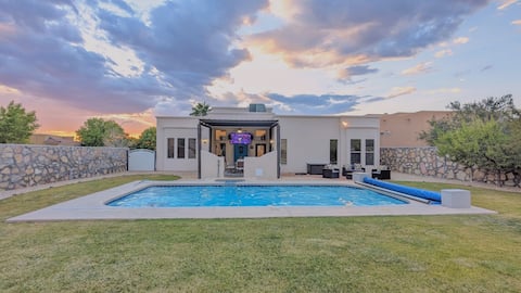 Desert Paradise, with hot tub