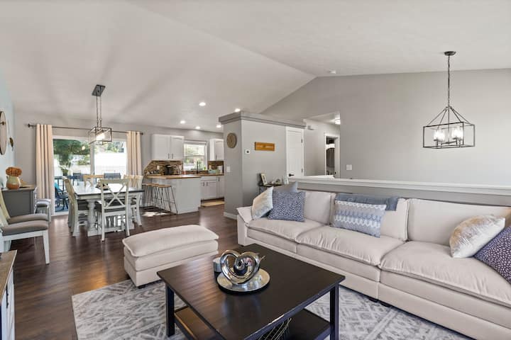 6br/3ba House | 2nd Living And Entry | 18 Guests - Spokane, WA