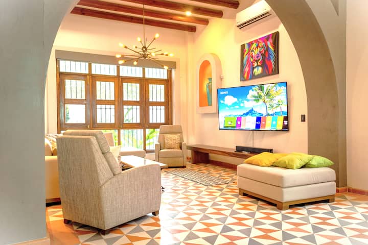 Central 8 Bedrooms W/pool. Great For Larger Groups - Puerto Vallarta