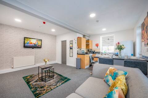 Popular Airbnb listing: F9 Stylish Apartment with Garden in West Yorkshire in Armley