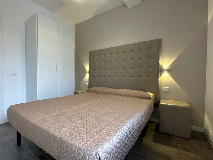 El dormitorio principal con armario y mesitas de noche.