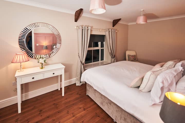La chambre super king size avec salle de bain attenante.
Ce lit super king size a la possibilité de se diviser en deux lits simples sur demande.
Cette chambre dispose d'une armoire.
Cette chambre dispose d'un store occultant et donne sur l'avant de la propriété.