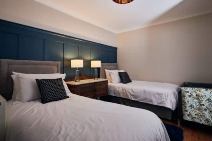 Une belle chambre avec lits jumeaux, avec mobilier de ferme d'origine. Cette chambre dispose d'une penderie coulissante entièrement miroir. Cette chambre fait face à l'avant de la propriété.
Nous avons un lit bébé qui est rangé avec du linnen dans un placard central.
