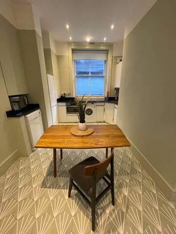 Big Centrally Located Marylebone 3 Bedroom Apt gallery image 3