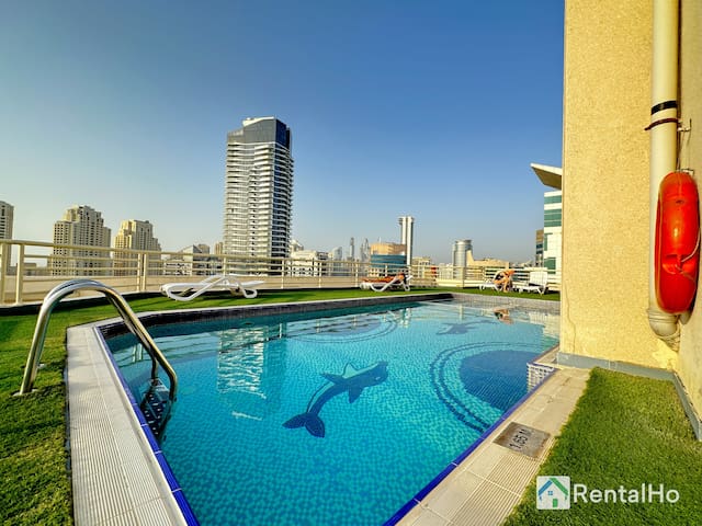 Quiet Studio w/ Balcony & RoofTop Pool in Marina