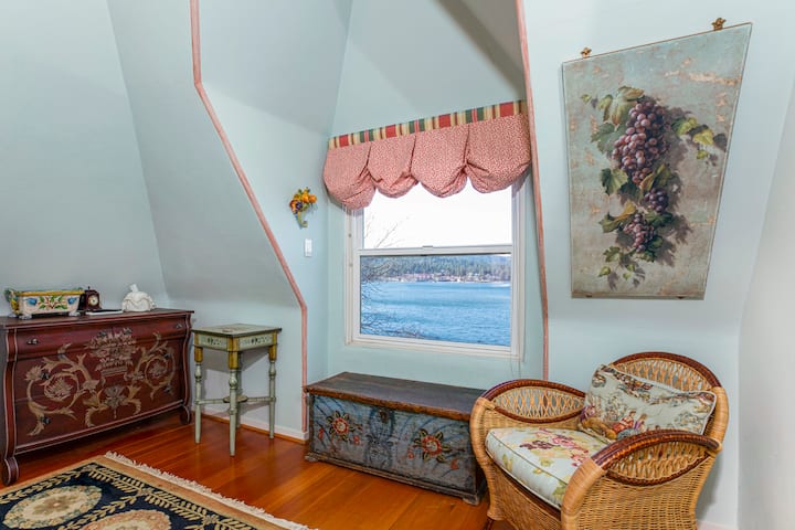 この広々としたマスターベッドルームには、大きなマスターバスルーム、スチームシャワー、ジャグジーがあります。また、美しい高い天井、湖の素敵な眺め、アンティークの装飾もあります。この素晴らしいお部屋でご滞在をお楽しみください。 