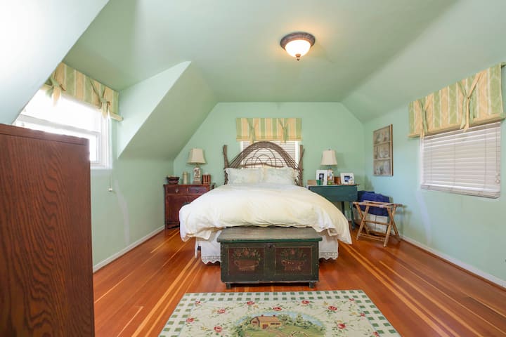 2階にあるこの広々とした寝室からは、湖とアンティークの装飾が美しい景色を眺めることができます。 このお部屋の隣には、スチームシャワー付きのフルバスルームがあります。 この素晴らしいお部屋でのご滞在をお楽しみください。 