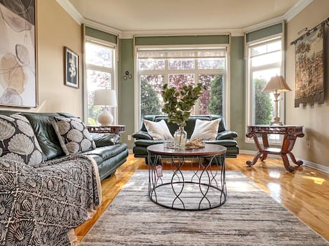 Successful Airbnb property: Designer Bright House with Beautiful Garden Oasis in Longueuil