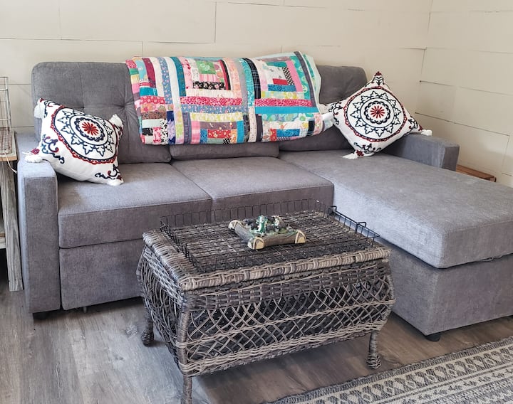 منطقة معيشة مريحة ومريحة.
أريكة: اسحب سرير مزدوج.