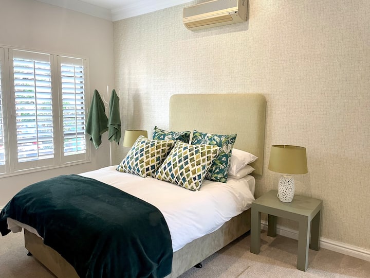 Gostinjska spavaća soba 3
Klima-uređaj, stropni ventilator, ormar, kupaonica s tušem. 