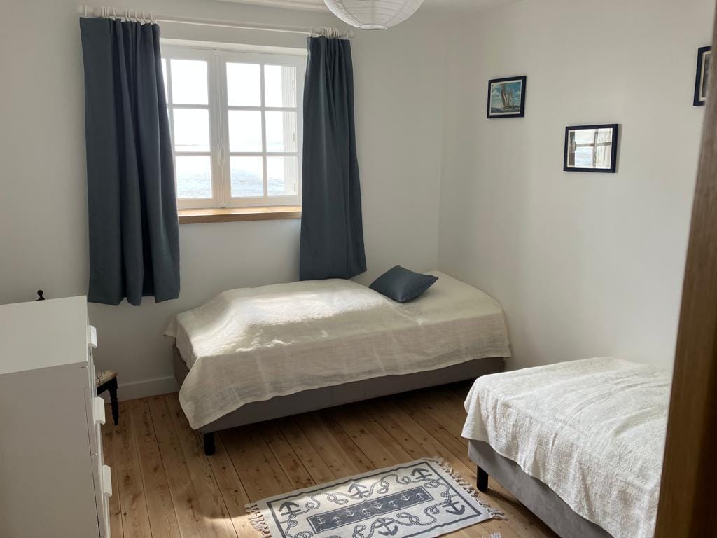 1‑ლი სართული: საძინებელი №2, რომელშიც დგას 80 სმ სიგანის ორი ერთადგილიანი საწოლი (შესაძლებელია მათი გადაკეთება ორსაწოლიანად).
Ზღვის ხედი 
Ჩამკეტები