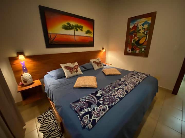 ห้องนอนใหญ่มีเครื่องปรับอากาศและเคเบิลทีวี 