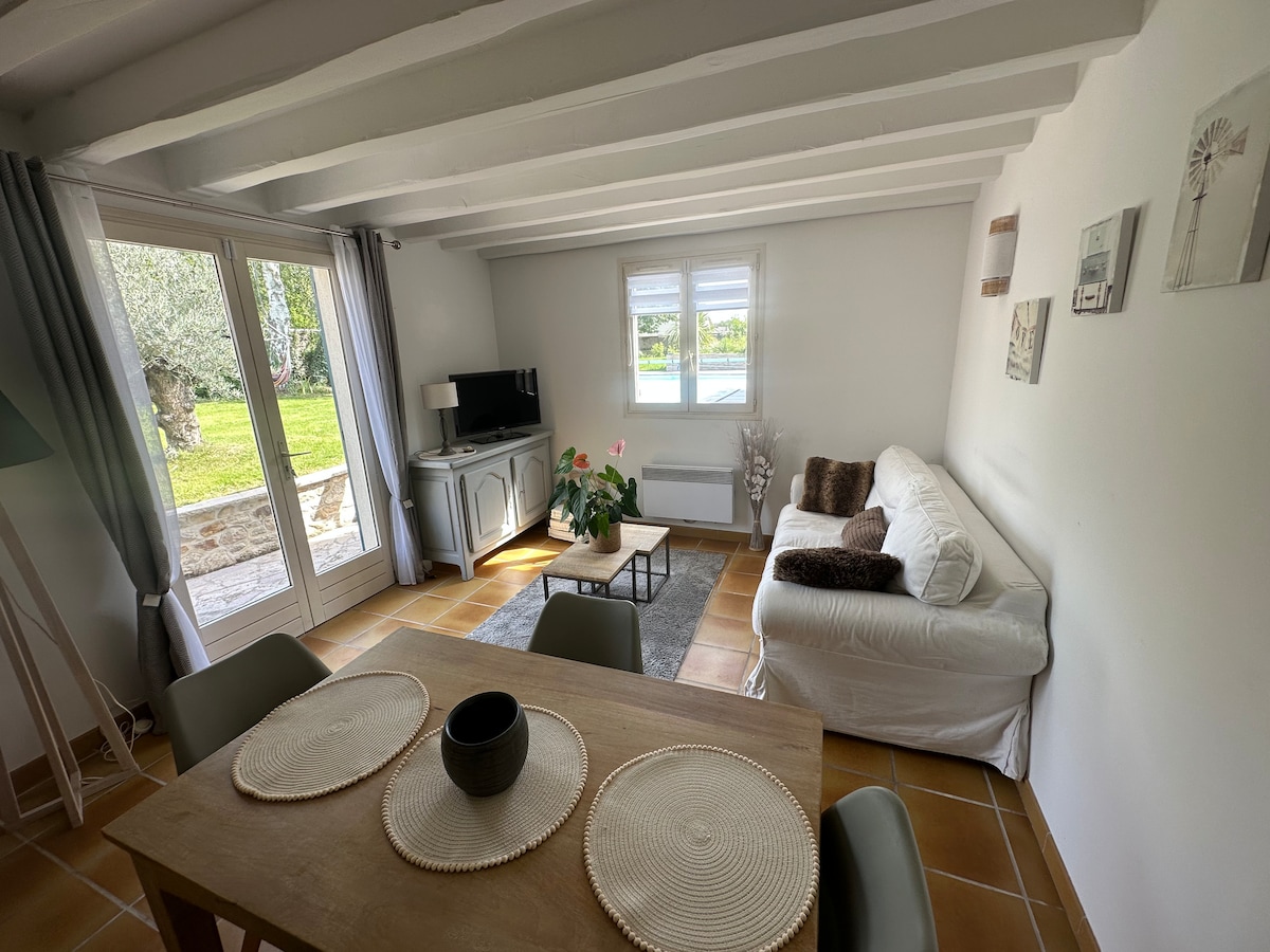 Iz salona možete otići izravno u vrt i bazen.