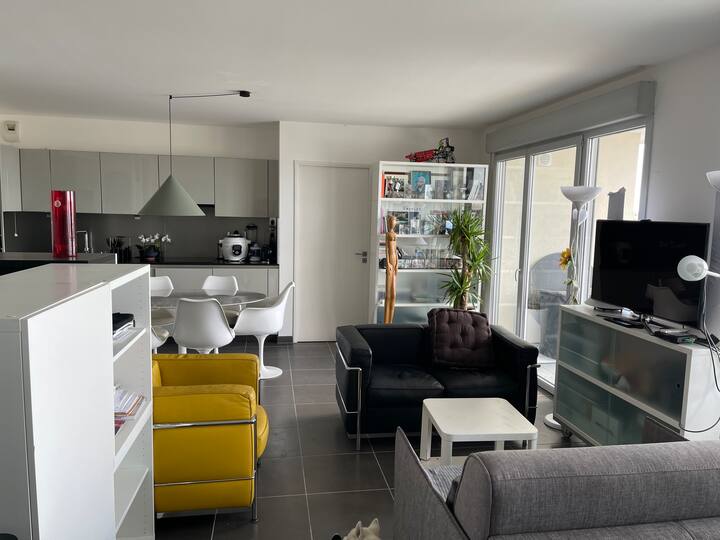 მისაღები ოთახის სამზარეულო სივრცე ზღვის ხედით