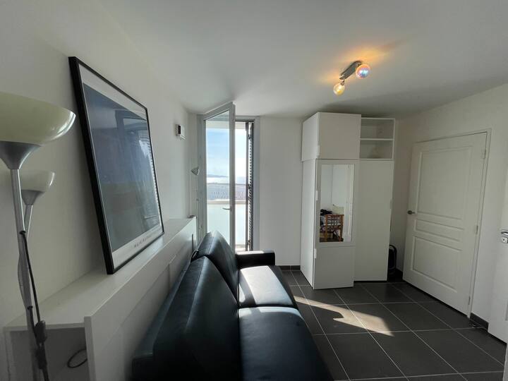 CH 2 სააბაზანო ტერასით