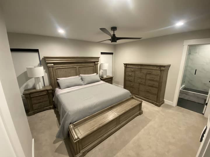 Glavna spavaća soba s bračnim krevetom i televizorom od 65".