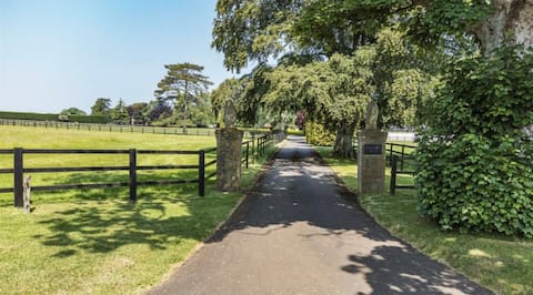 Luxury House on private estate. Hot tub & Playbarn