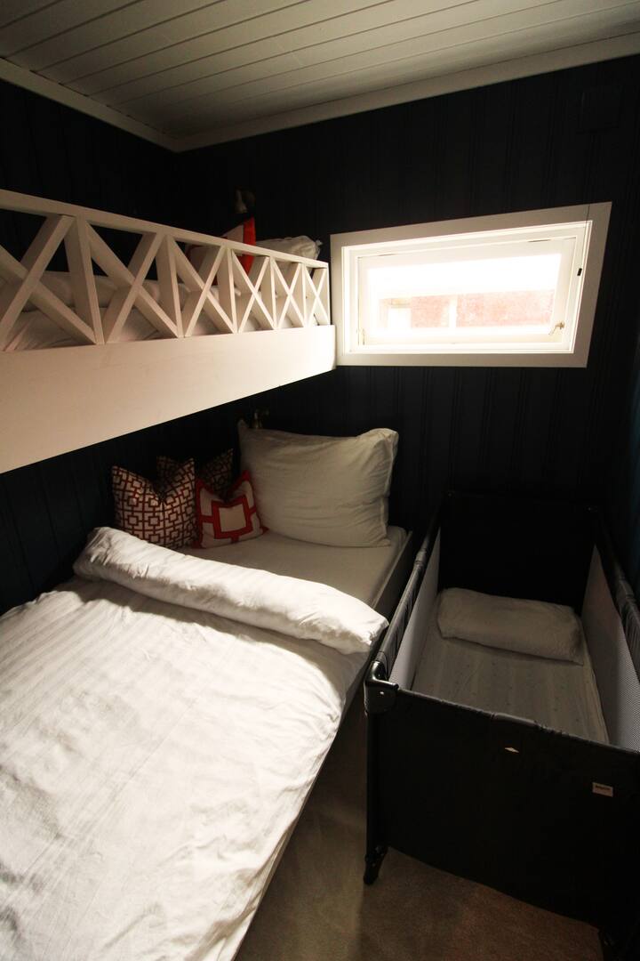 Im Schlafzimmer Nr.2 befindet sich ein geräumiges Etagenbett (unteres Etagenbett ist 120 cm groß) sowie ein Reisebett für das kleinste.

Denke daran, deine eigene Bettwäsche sowie Bettdecke und Bettwäsche mitzubringen, wenn du dir das Reisebett ausleihen möchtest.