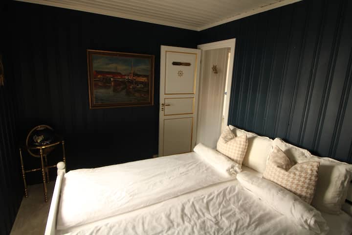 Das Hauptzimmer bietet einen Blick direkt auf das Meer. 

Das Bett ist 150 cm groß. 

Es gibt Platz für ein Reisebett neben dem Bett.

Denk daran, deine eigenen Betten mitzubringen!
