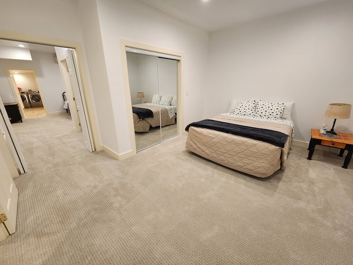 Dve izby majú spojovacie skladacie dvere, takže si hostia môžu vybrať súkromie alebo nechať dvere otvorené, aby sa deti cítili blízko. 