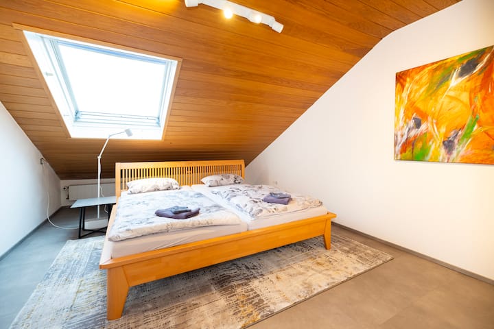 Spálňa
s manželskou posteľou 1,80m