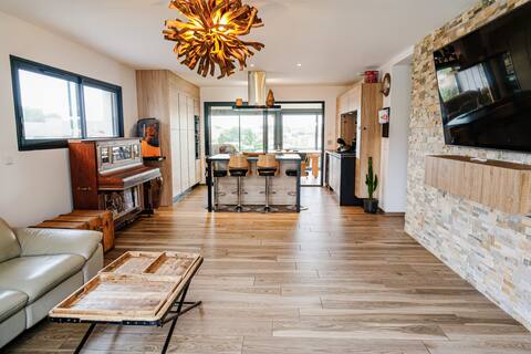 Sleeps 10 house with hot tub and heated pool