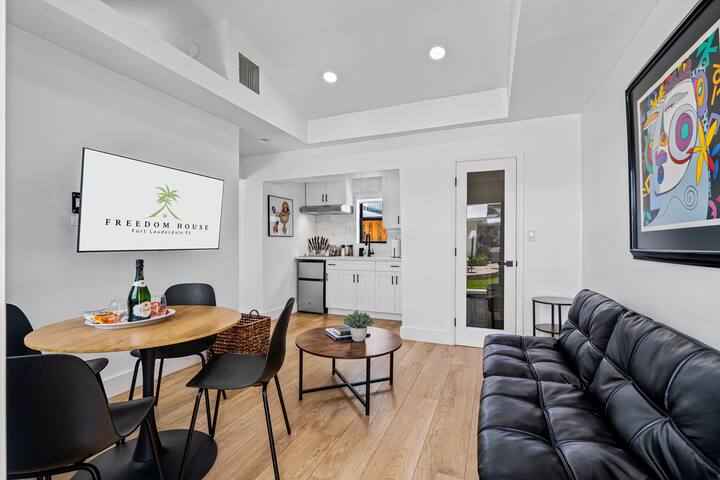 3 Private King Suites in a Tropical Oasis Retreat gallery image 4