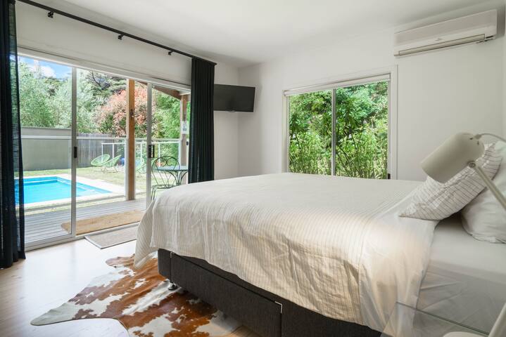 Family house! Pool, beach, bbq, fireplace gallery image 2