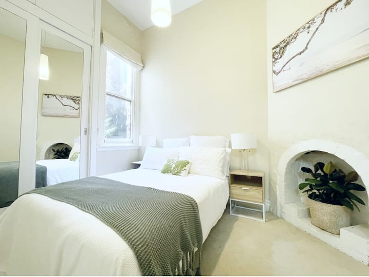 Спалня с декоративна отворена камина. Огледален гардероб с достатъчно висящо пространство и чекмеджета. Блокиращите щори осигуряват страхотен нощен сън.