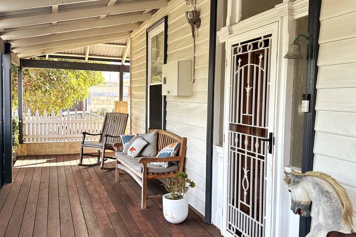 Large Summer Family Oasis (btw Beach and River) gallery image 3