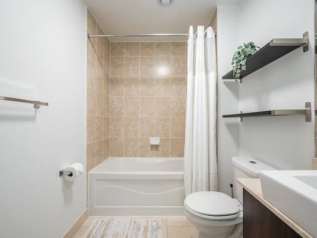 Less than*500m* to everything! DT T.O+Parking gallery image 3