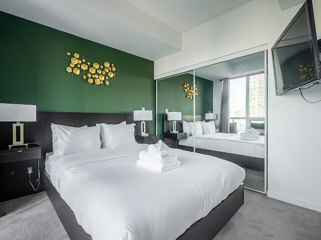 Less than*500m* to everything! DT T.O+Parking gallery image 2